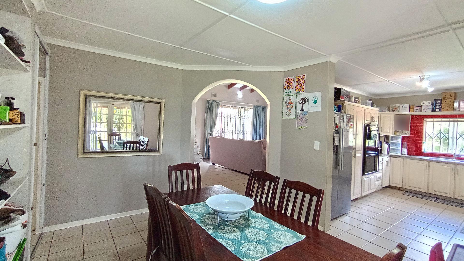 Dining Room - 17 square meters of property in Amanzimtoti 