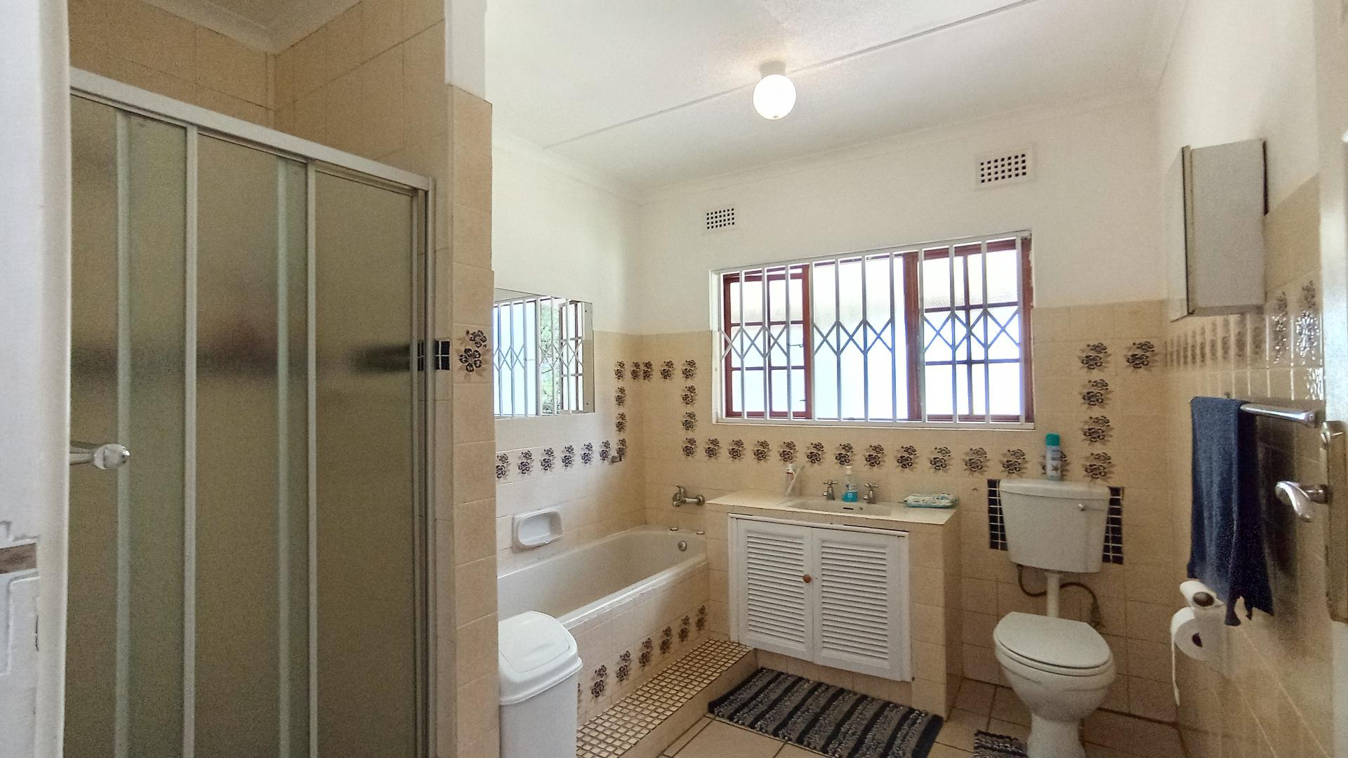 Bathroom 1 - 9 square meters of property in Amanzimtoti 