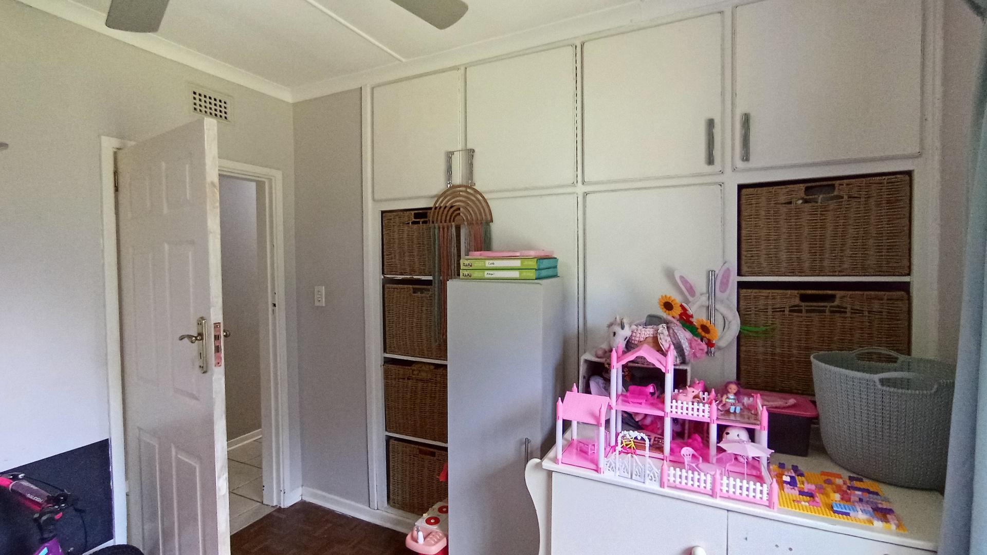 Bed Room 1 - 13 square meters of property in Amanzimtoti 