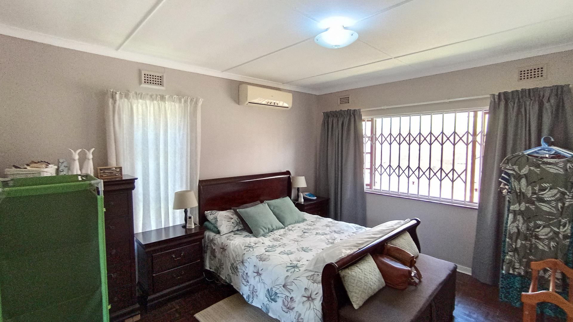 Main Bedroom - 20 square meters of property in Amanzimtoti 