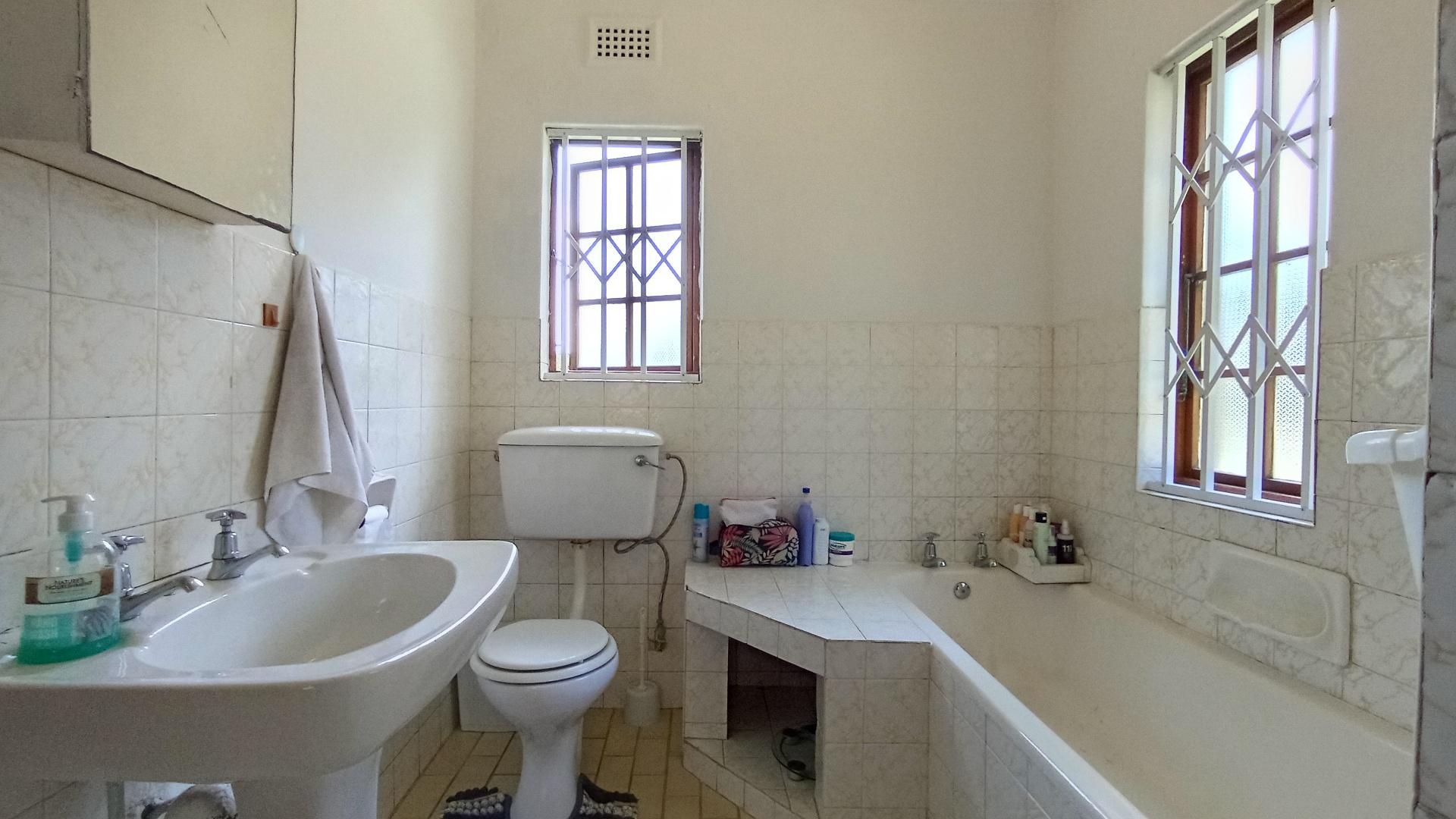 Main Bathroom - 9 square meters of property in Amanzimtoti 