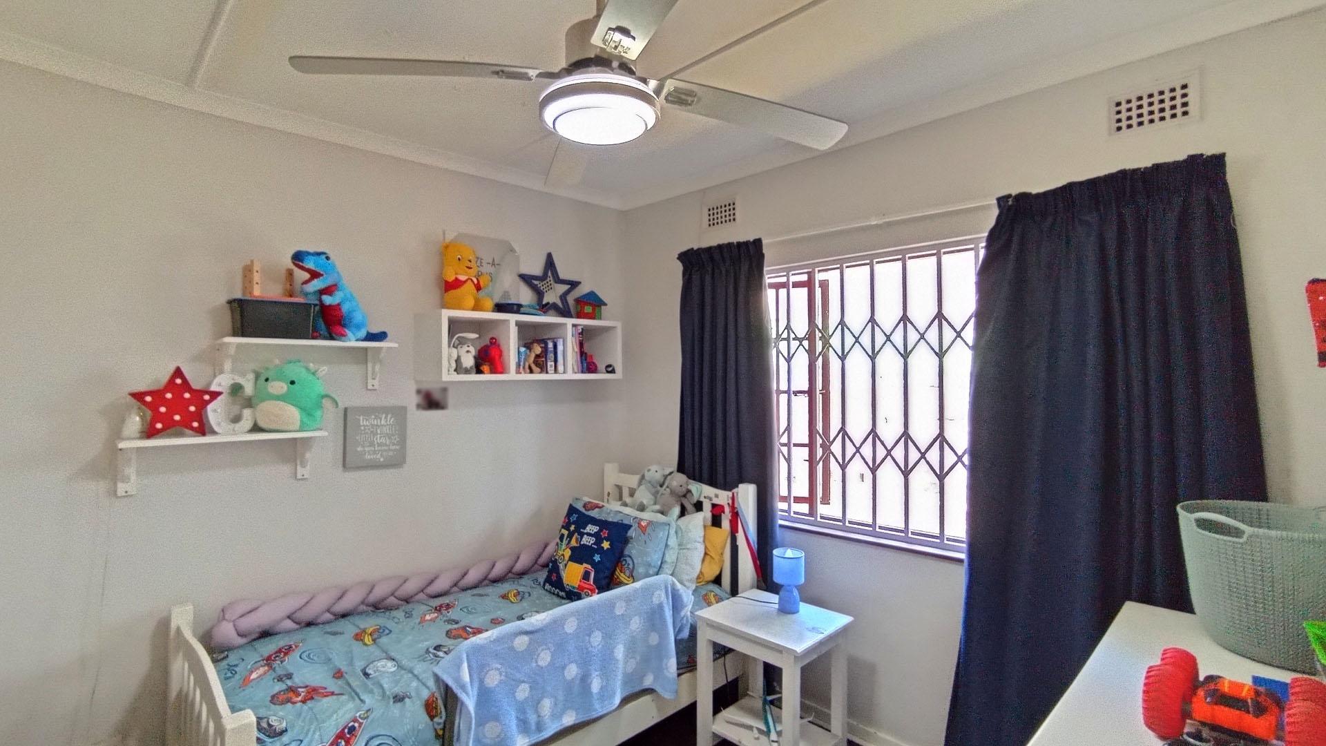 Bed Room 2 - 13 square meters of property in Amanzimtoti 