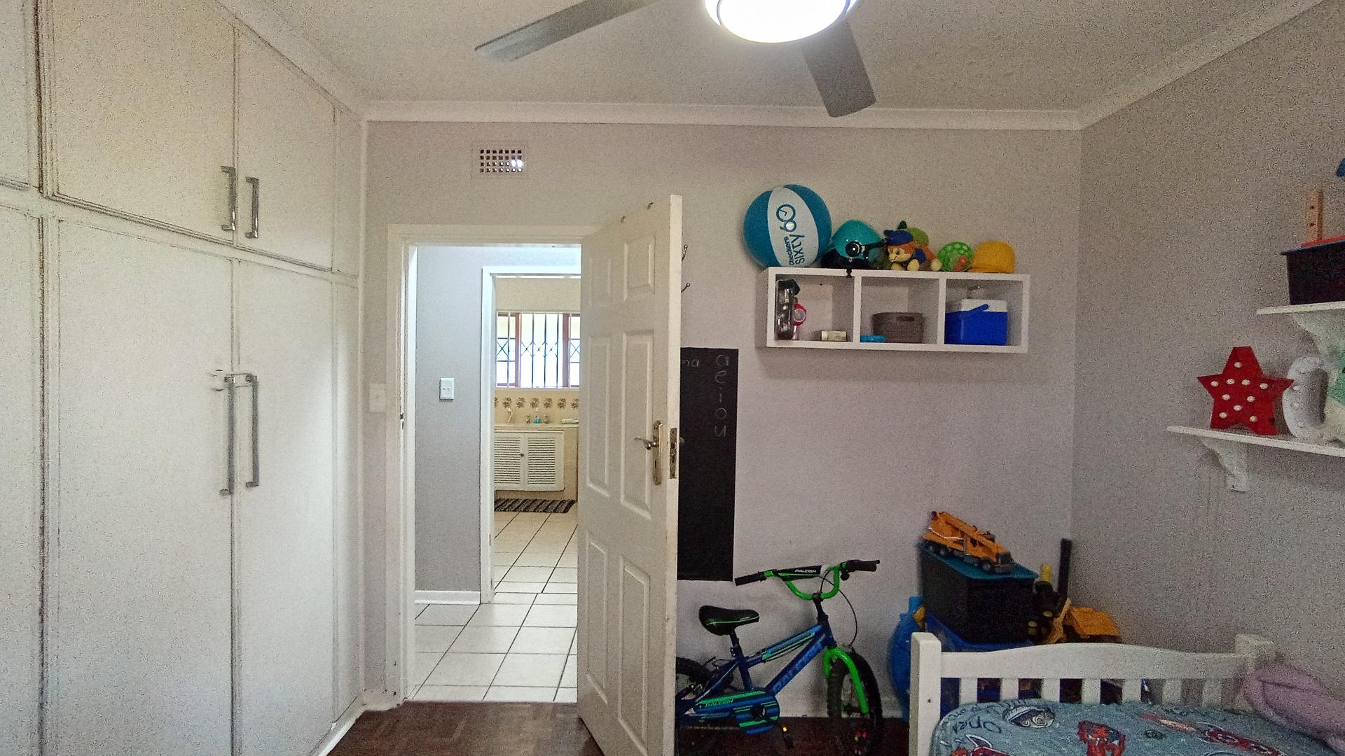 Bed Room 2 - 13 square meters of property in Amanzimtoti 