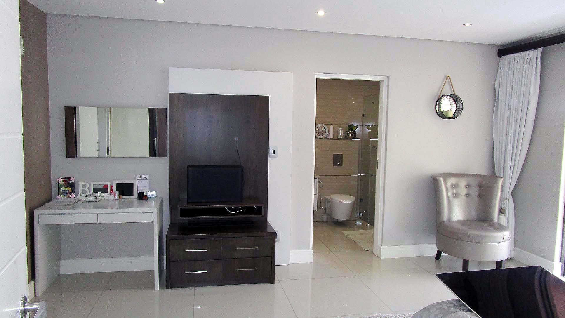 Main Bedroom - 42 square meters of property in Umhlanga 