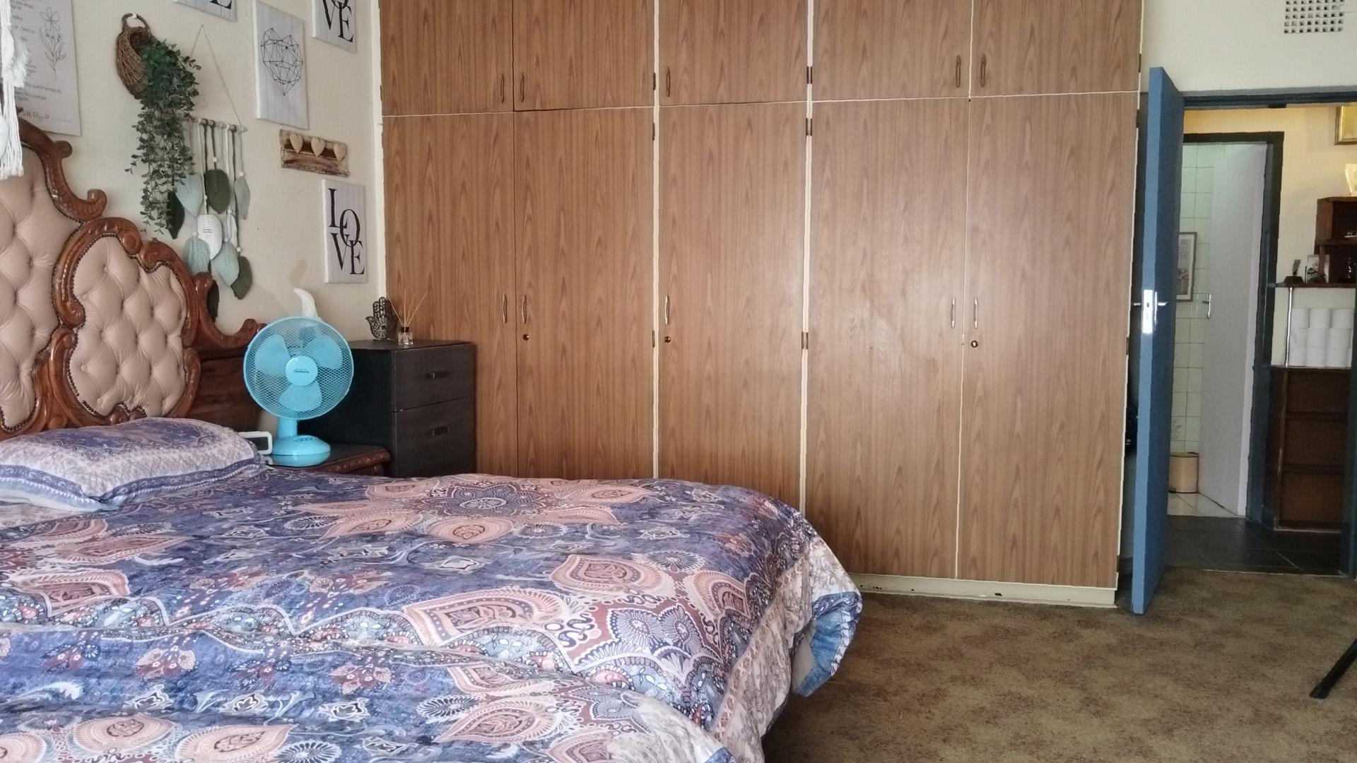 Main Bedroom - 28 square meters of property in Minnebron