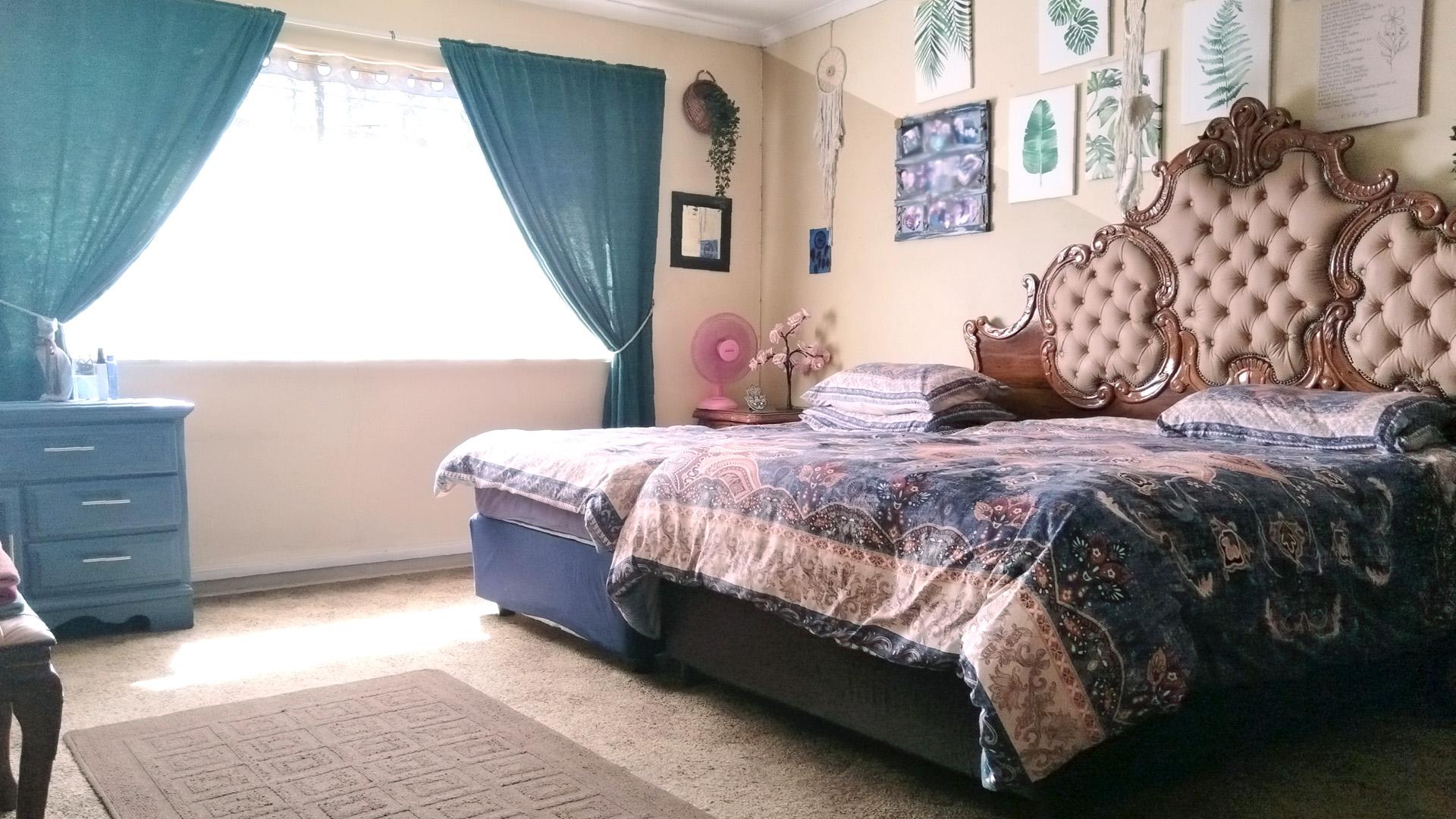 Main Bedroom - 28 square meters of property in Minnebron