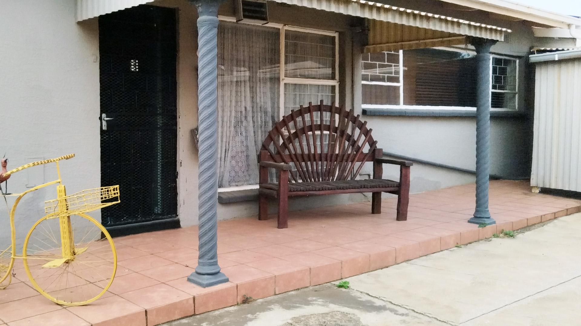 Patio - 25 square meters of property in Minnebron