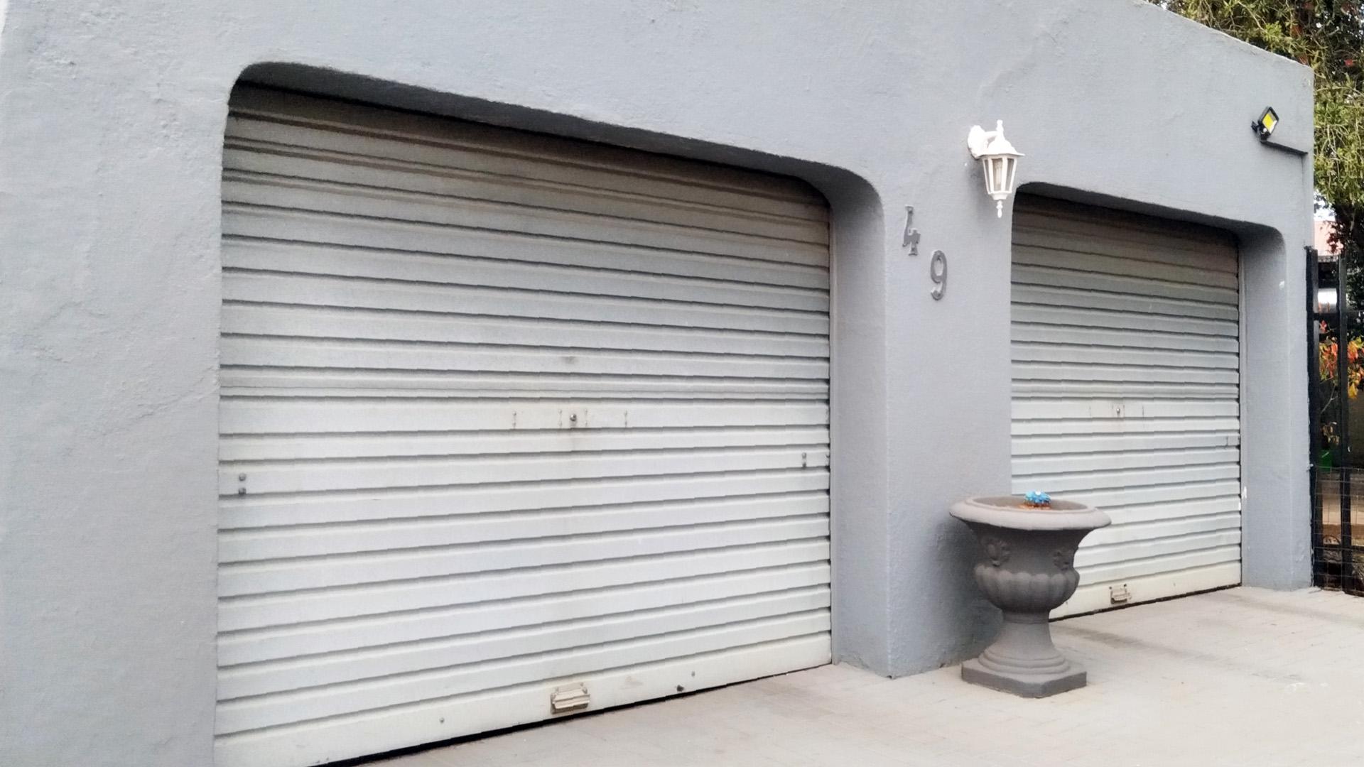 Garage of property in Minnebron