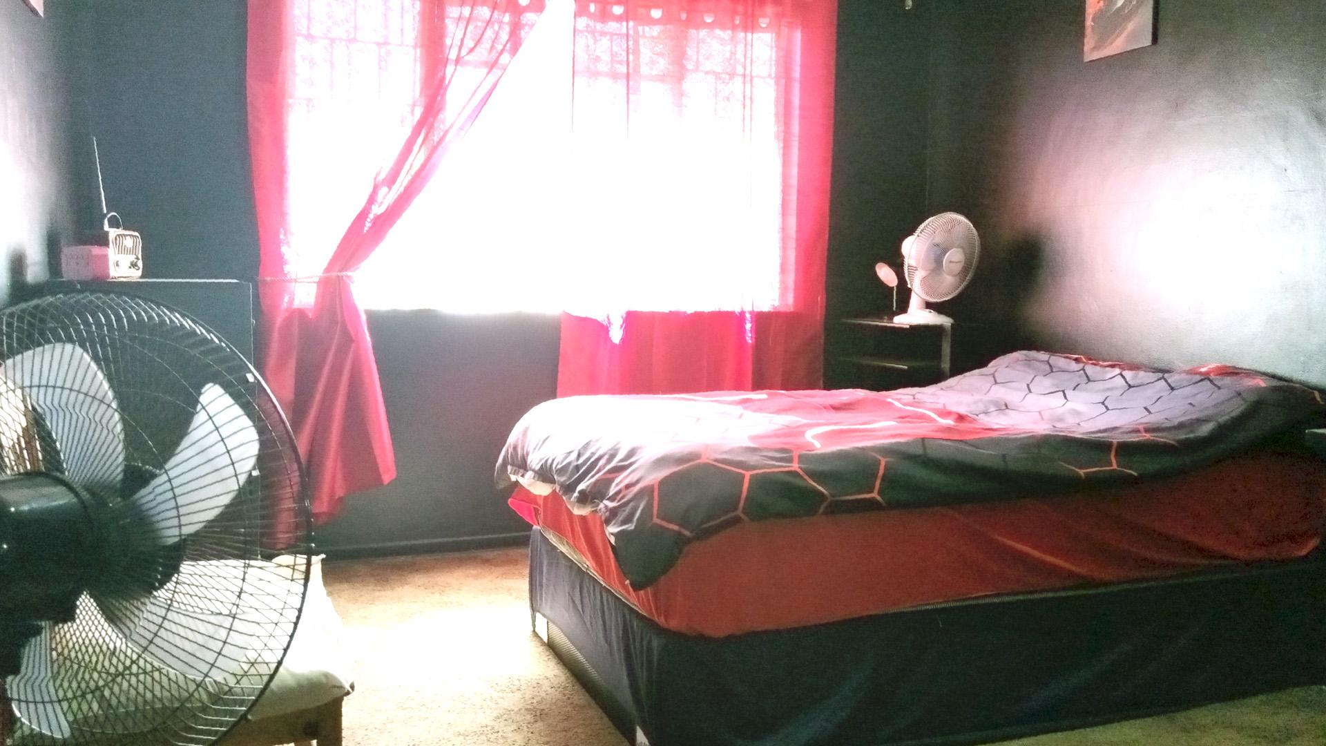 Bed Room 2 - 21 square meters of property in Minnebron