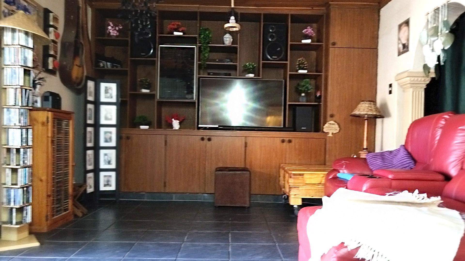 Lounges - 28 square meters of property in Minnebron