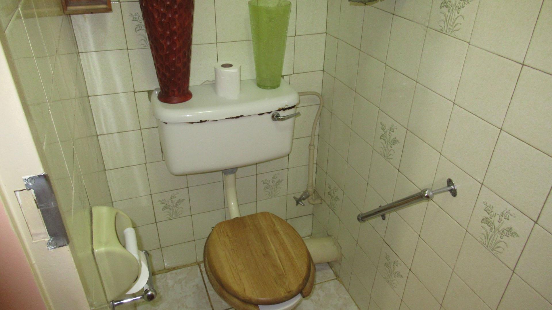 Bathroom 1 - 8 square meters of property in Minnebron