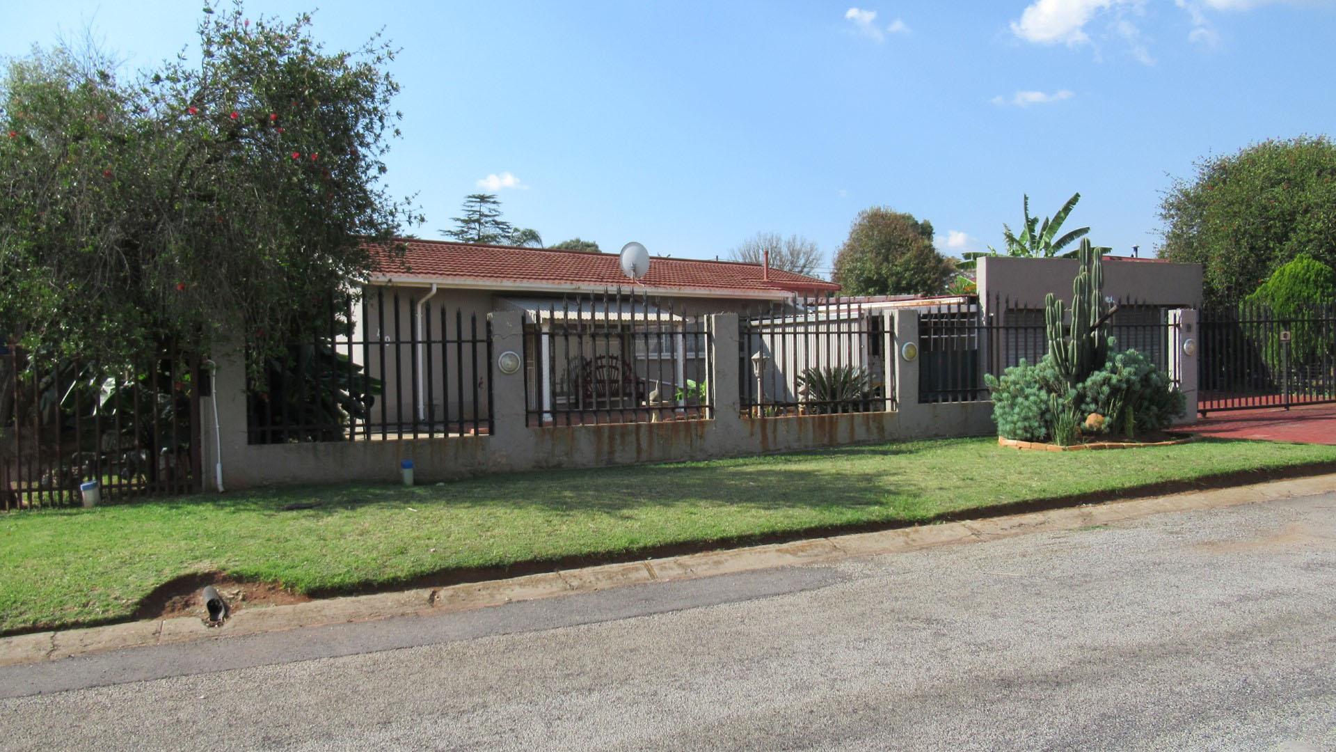 Front View of property in Minnebron