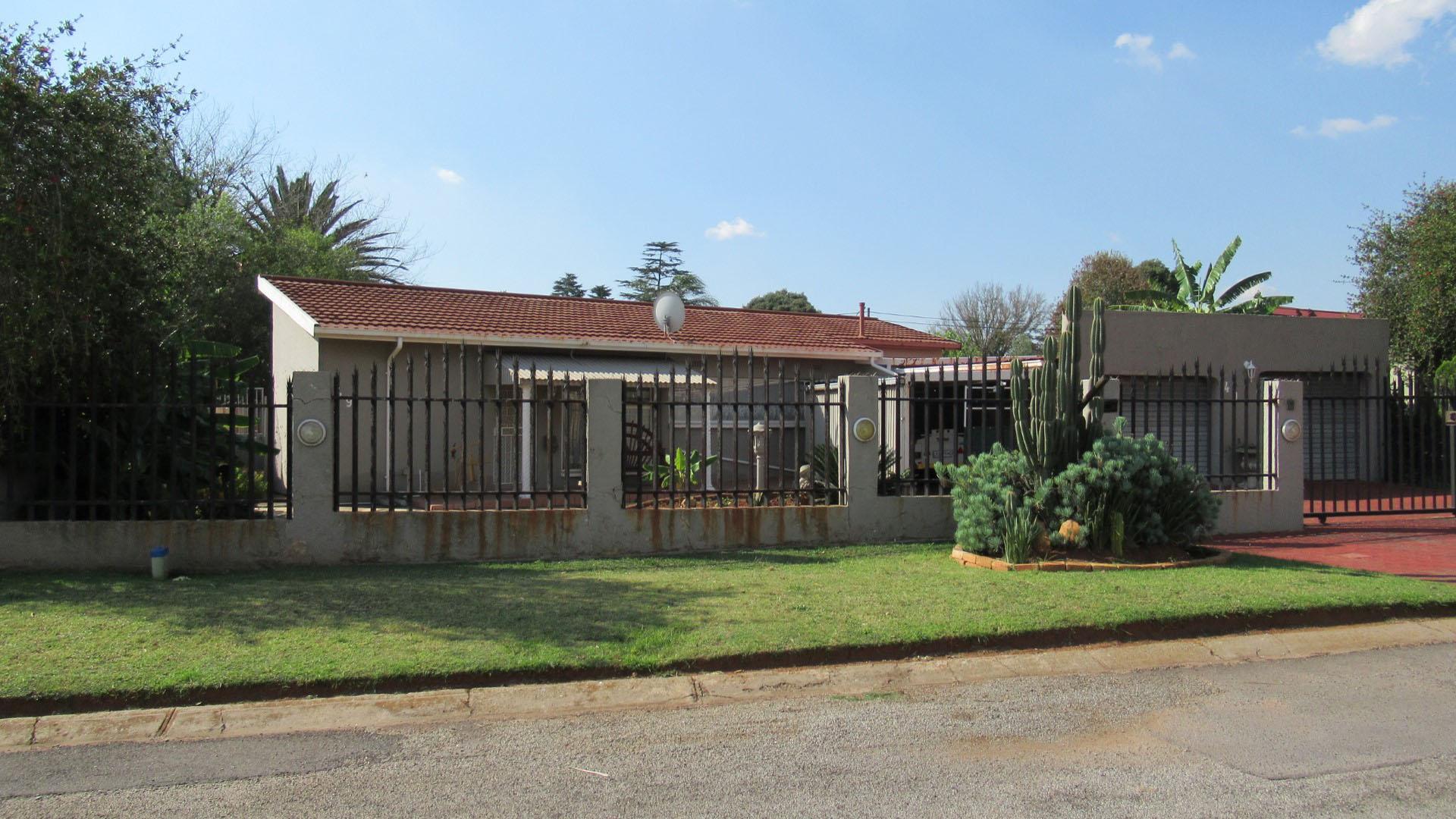Front View of property in Minnebron
