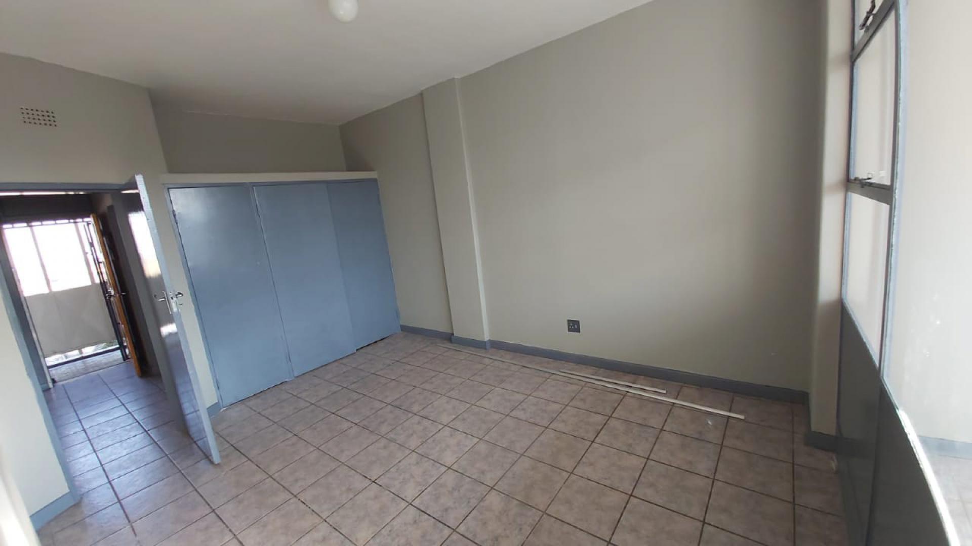 Bed Room 1 - 19 square meters of property in Symhurst