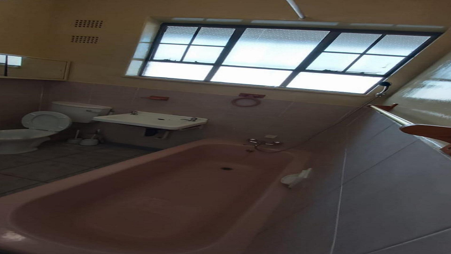 Bathroom 1 - 6 square meters of property in Symhurst