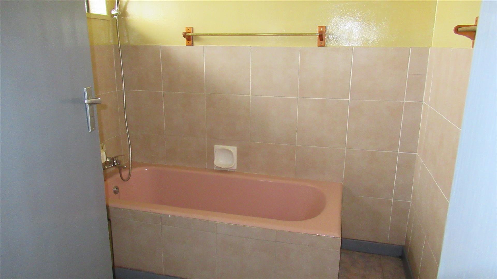 Bathroom 1 - 6 square meters of property in Symhurst