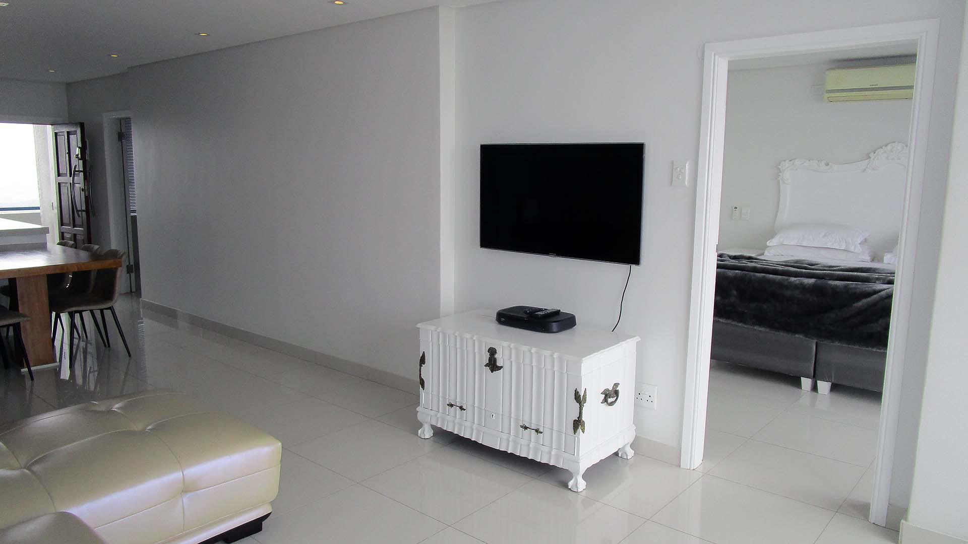 Lounges - 18 square meters of property in Doonside