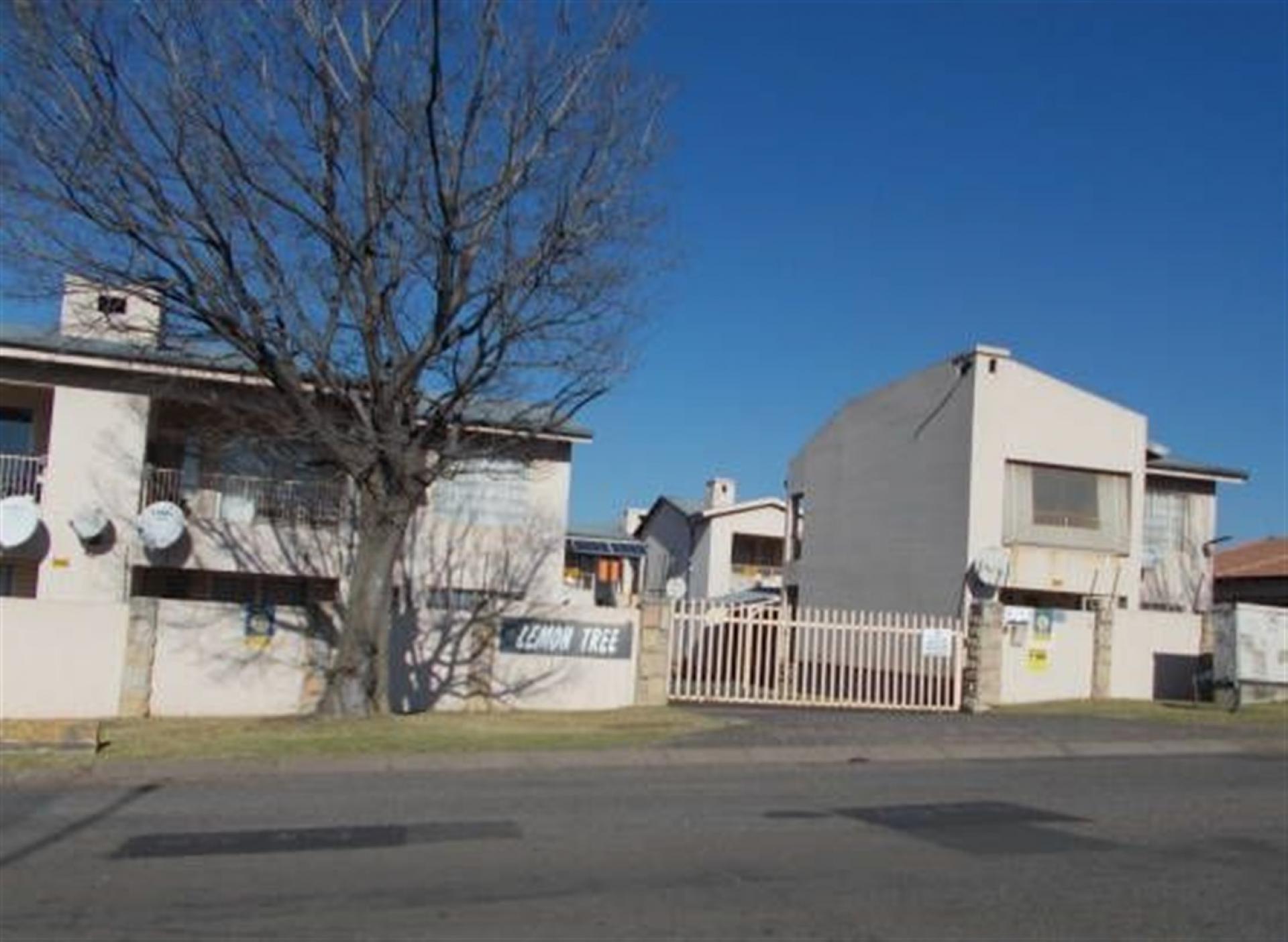 Front View of property in Modelpark