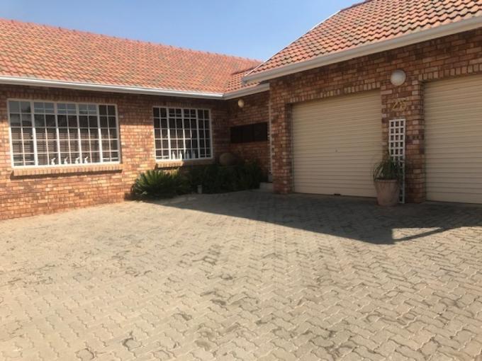 2 Bedroom Simplex for Sale For Sale in Rooihuiskraal North - MR419463