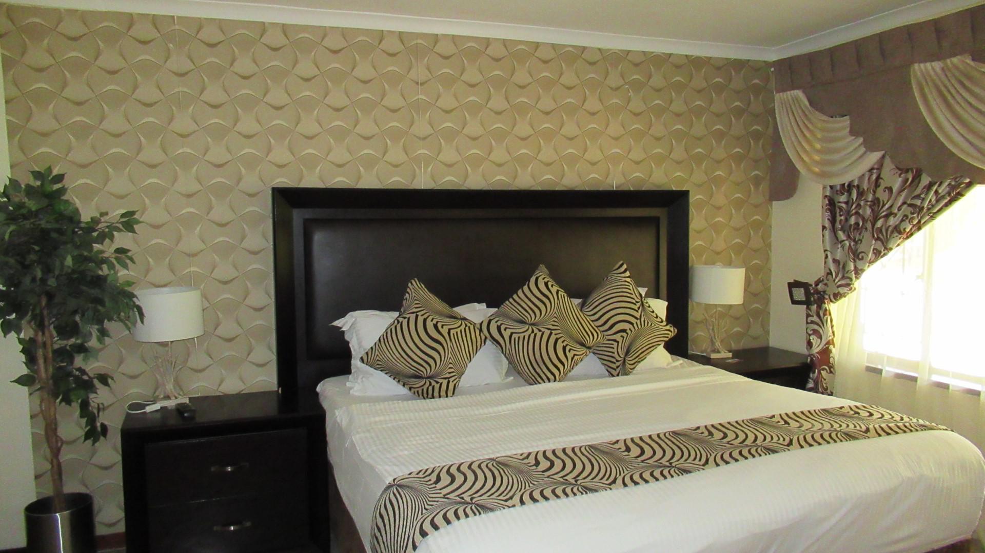 Bed Room 1 - 296 square meters of property in Lakefield