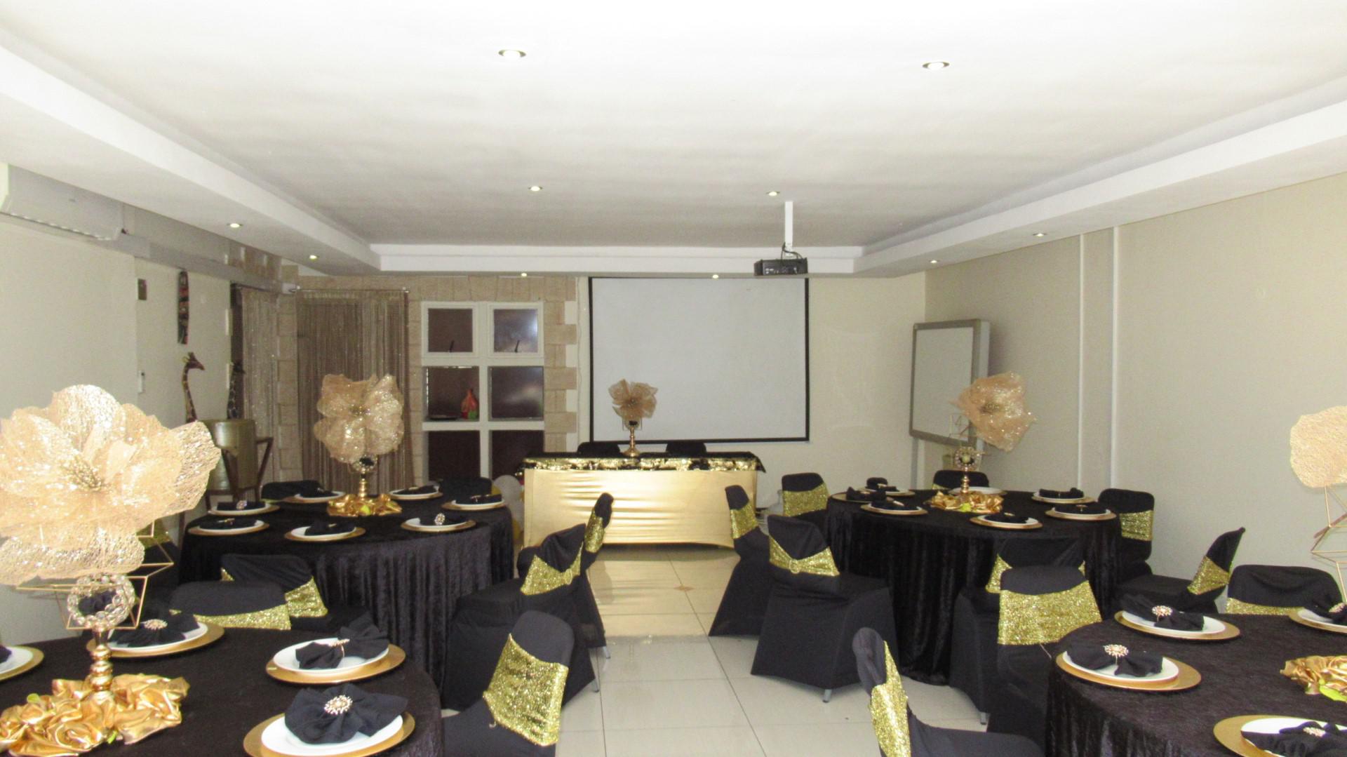 Entertainment - 54 square meters of property in Lakefield