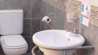 Bathroom 2 - 30 square meters of property in Lakefield