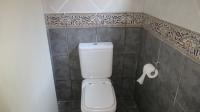 Bathroom 2 - 30 square meters of property in Lakefield