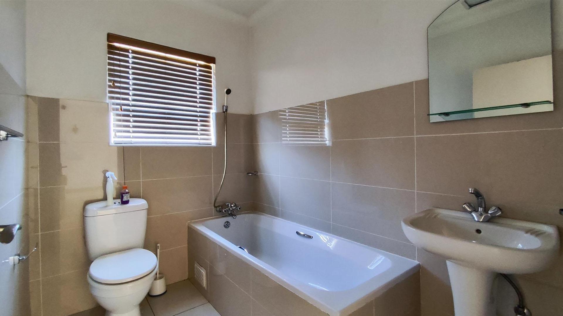 Bathroom 1 - 5 square meters of property in Parkrand