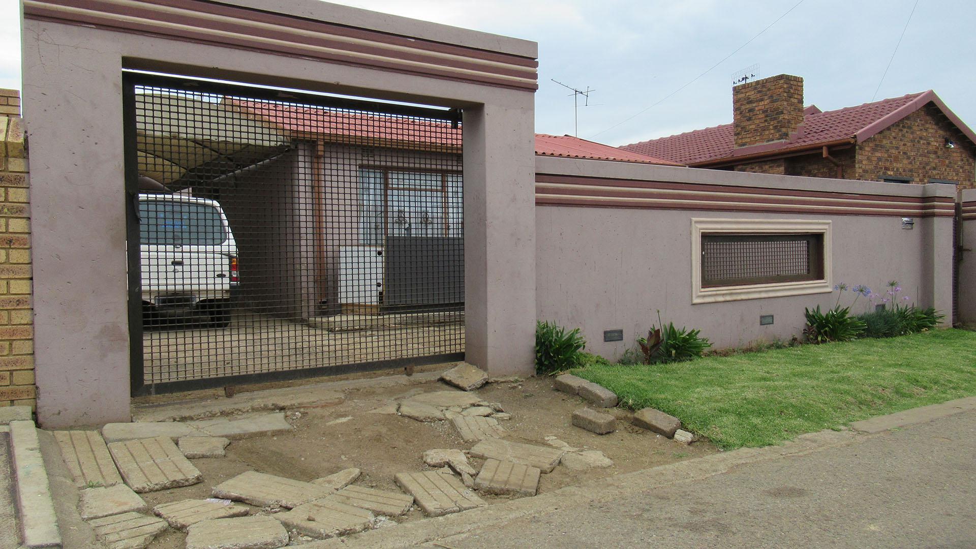 Front View of property in Moletsane