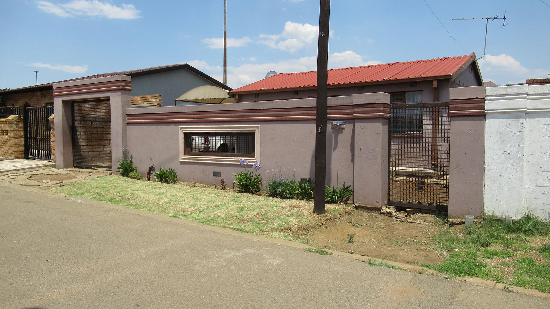 Front View of property in Moletsane