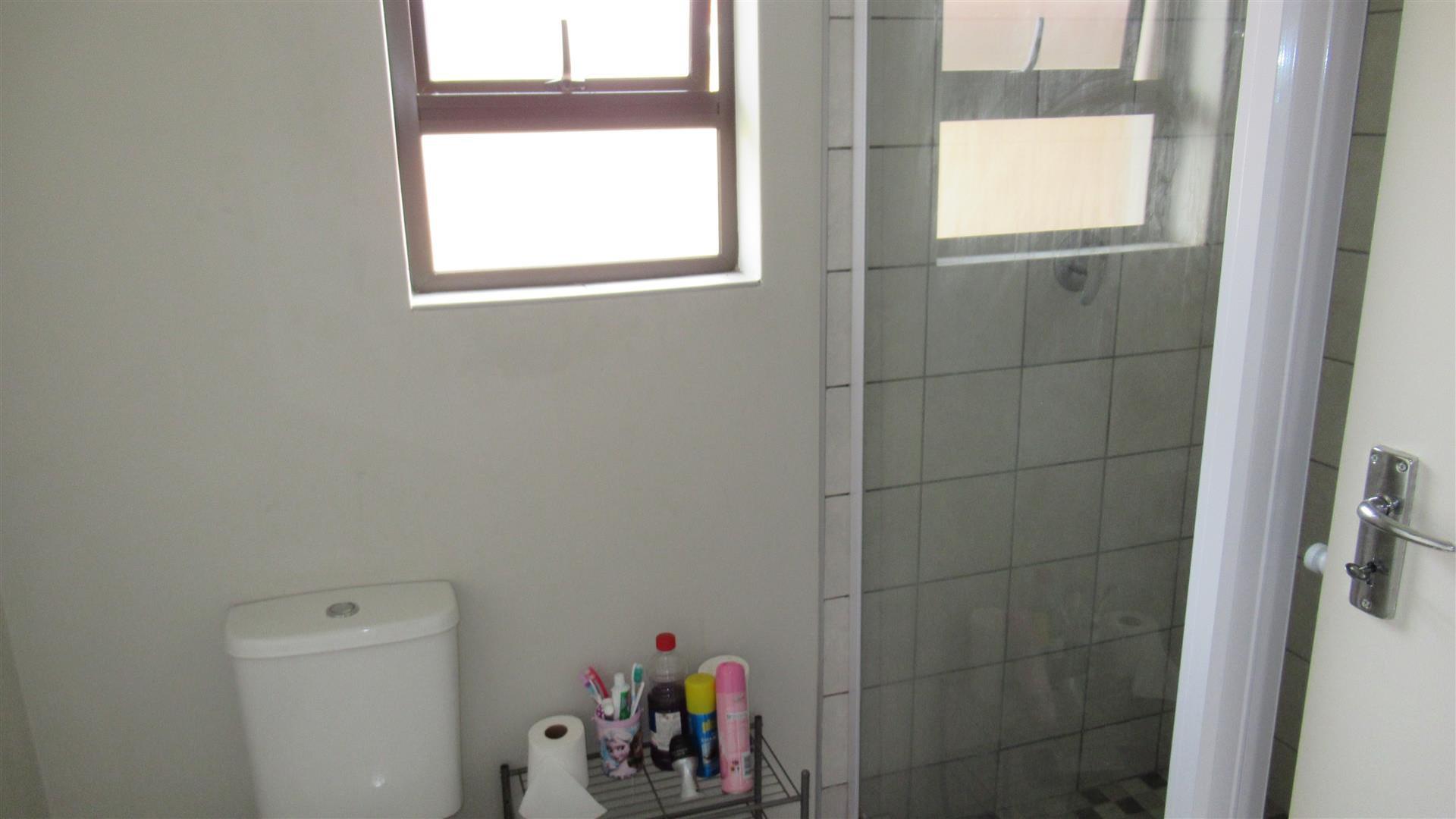 Main Bathroom - 5 square meters of property in Sunair Park