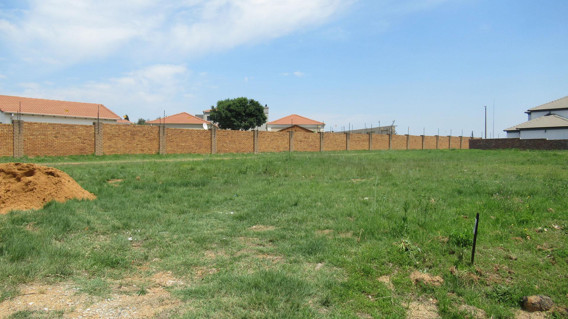 Front View of property in Blue Valley Golf Estate