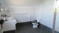 Main Bathroom - 11 square meters of property in Inchanga