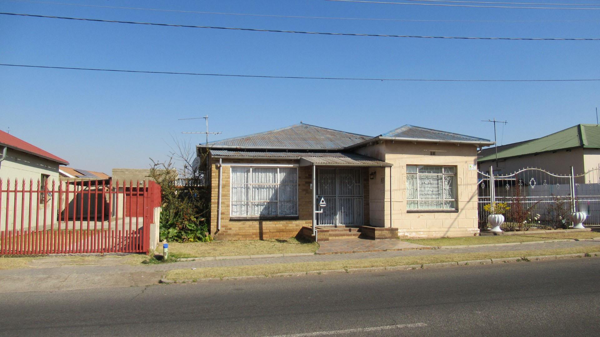 Front View of property in Krugersdorp