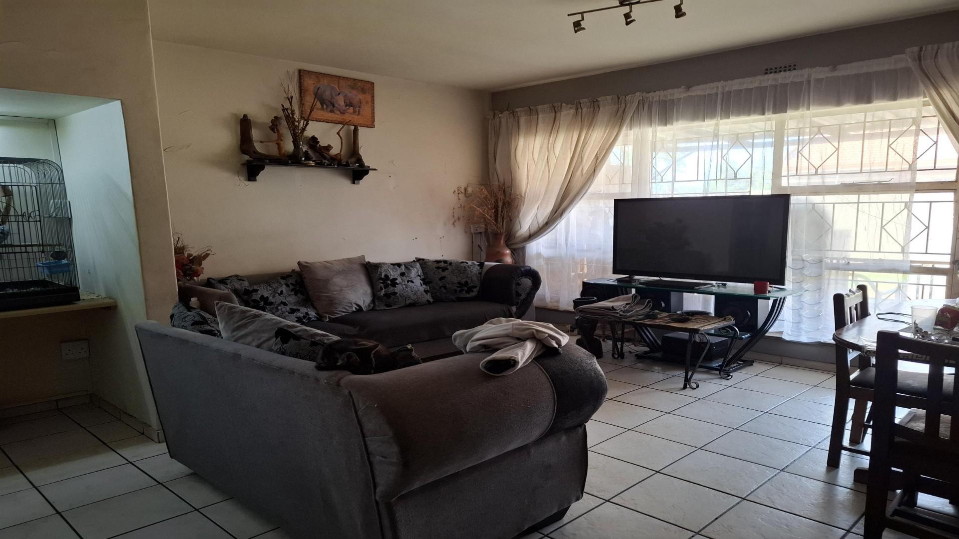 Lounges of property in Sonland Park