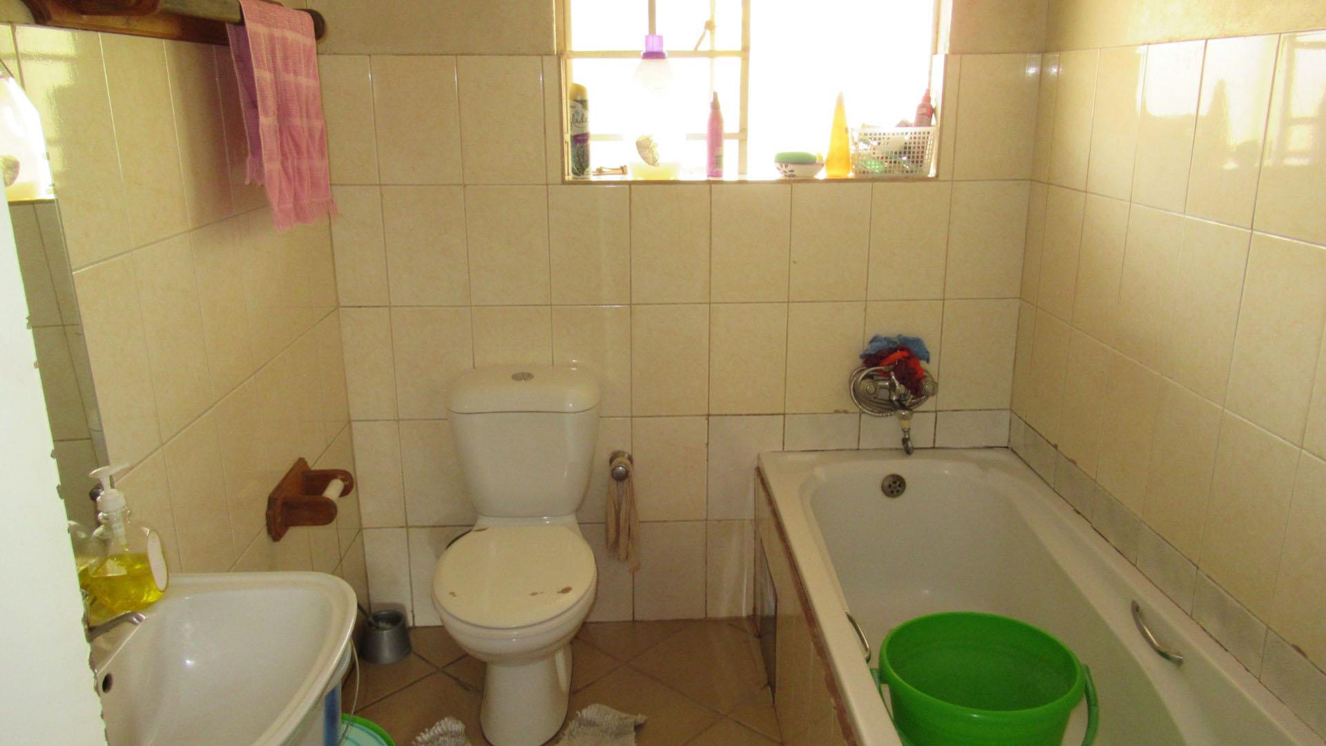 Bathroom 1 - 7 square meters of property in Kempton Park