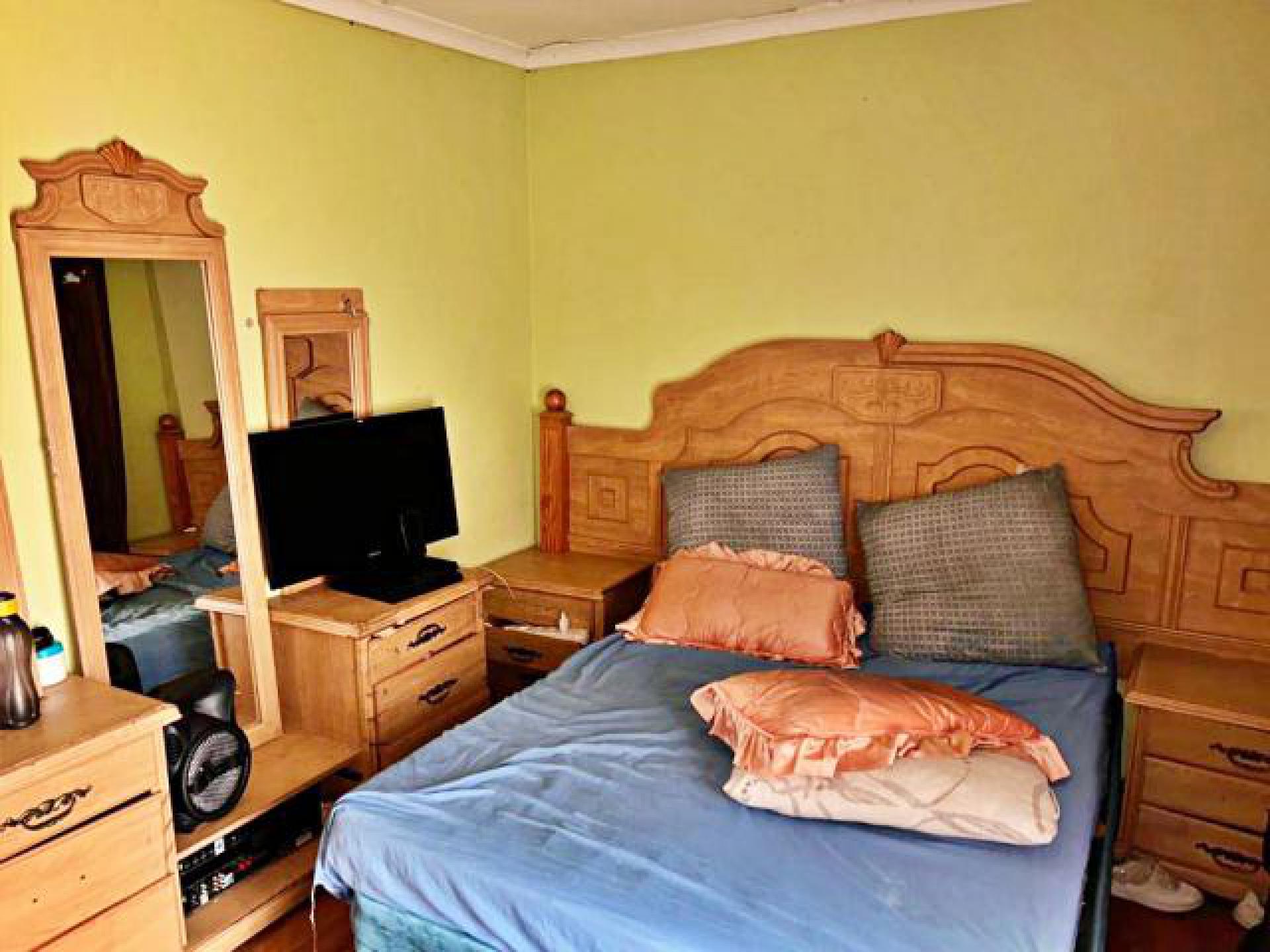 Bed Room 1 of property in Pellissier