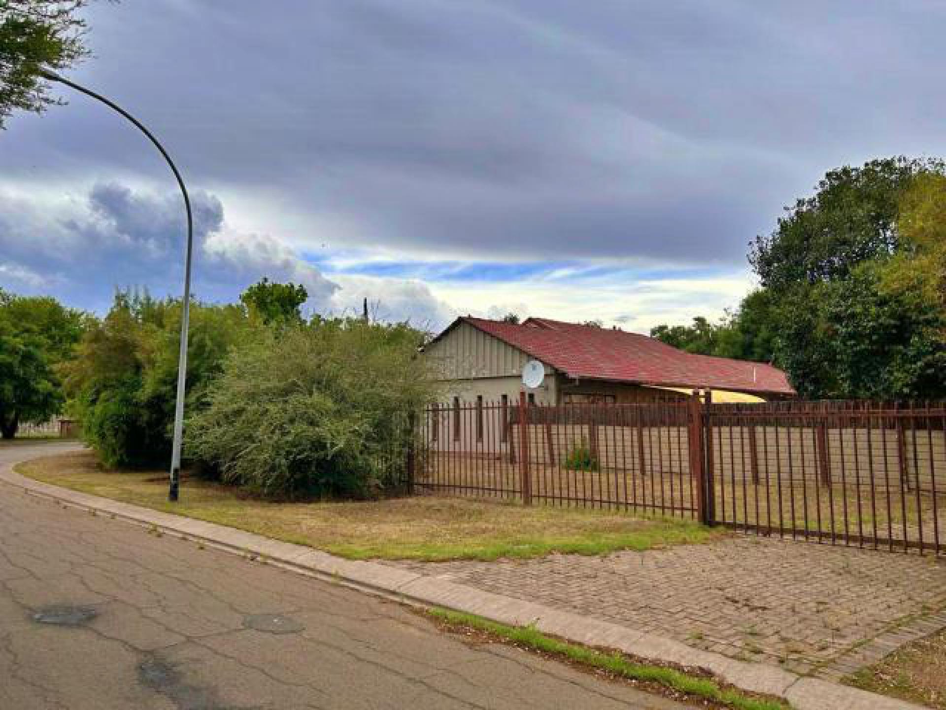 Front View of property in Pellissier