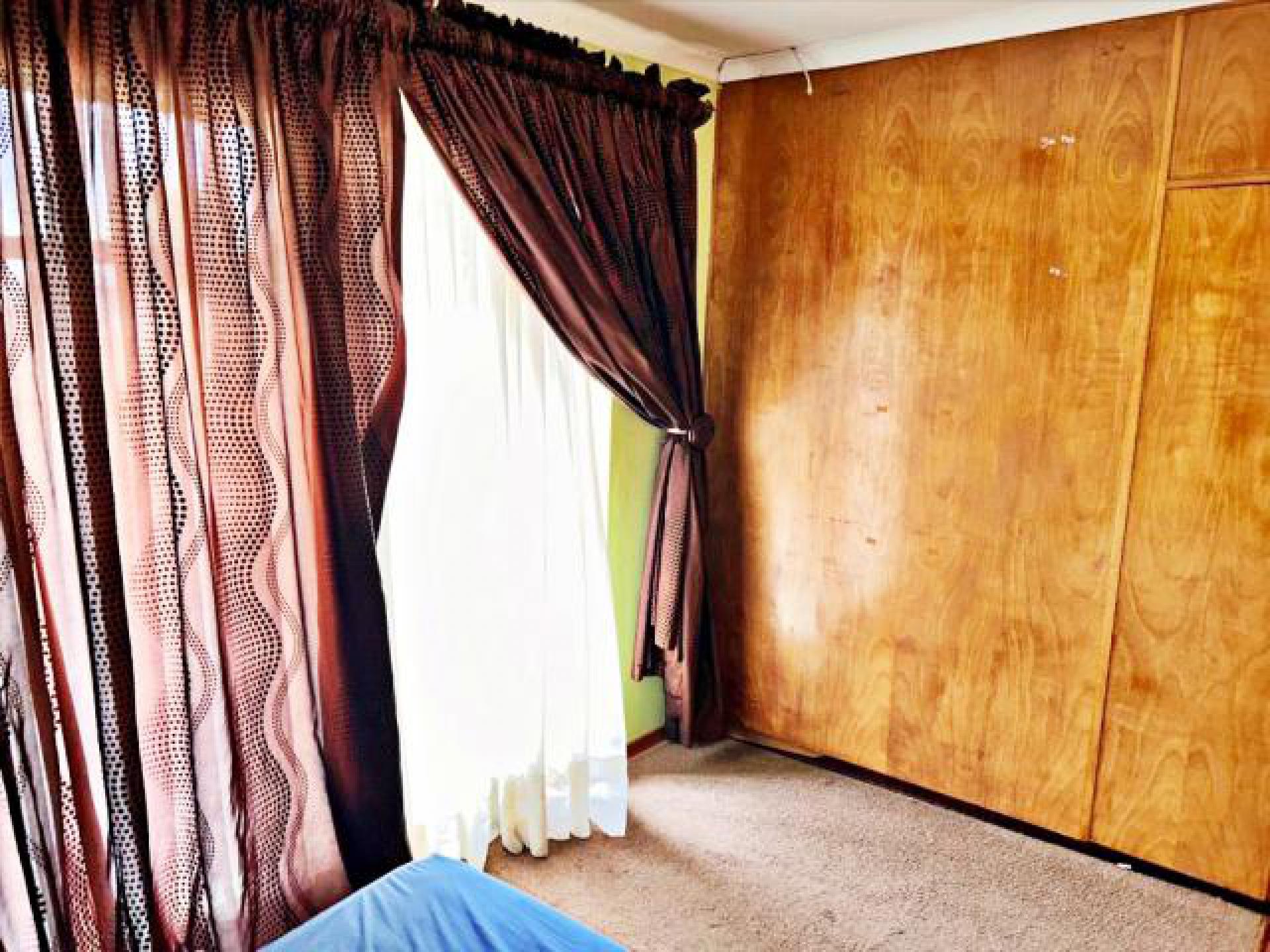 Bed Room 1 of property in Pellissier