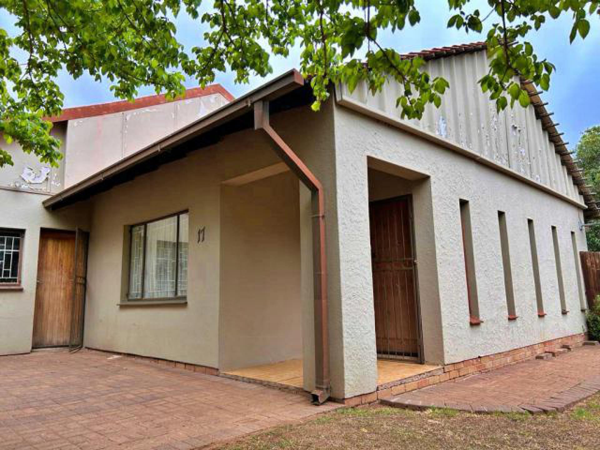 Front View of property in Pellissier
