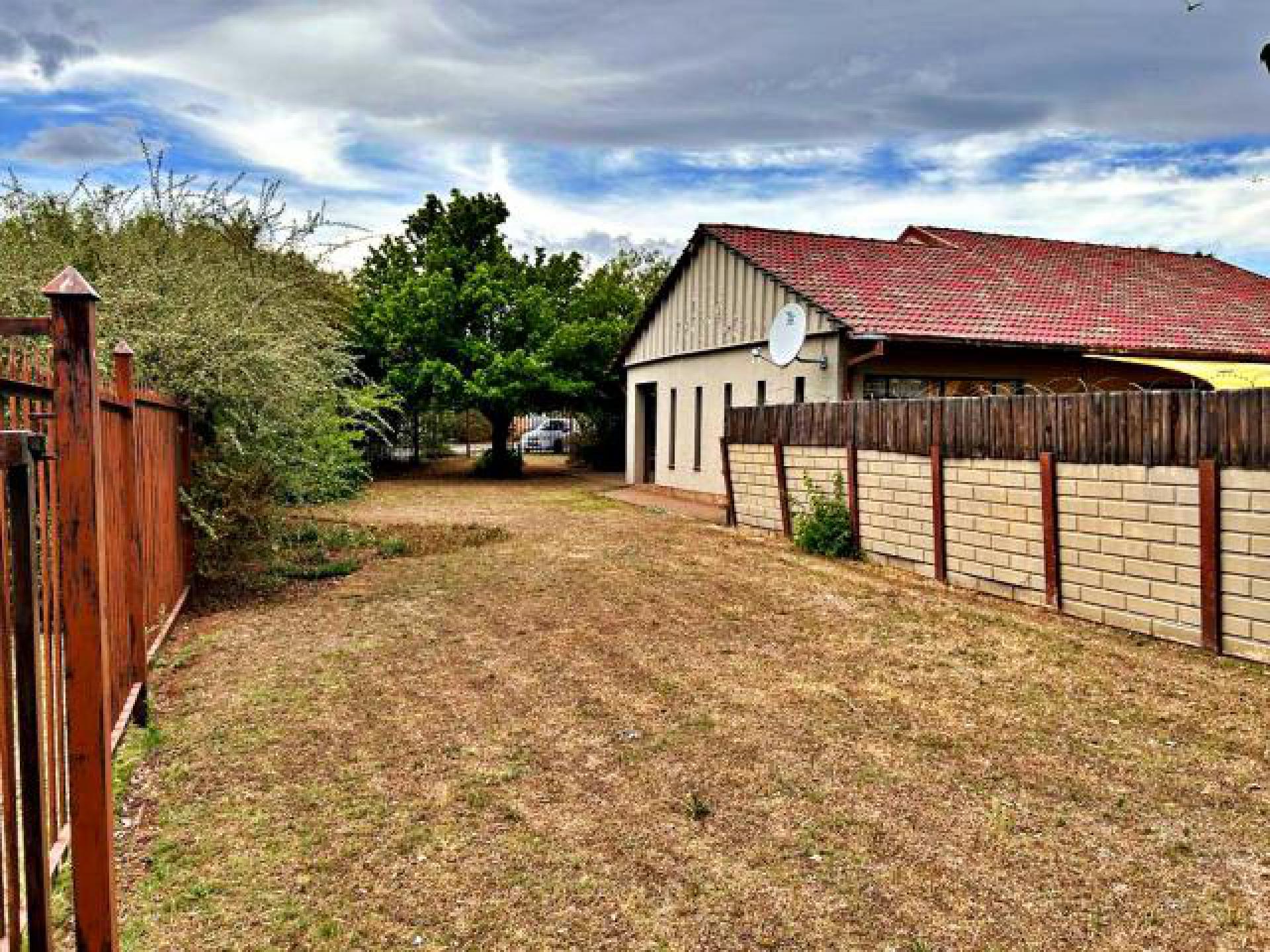 Front View of property in Pellissier