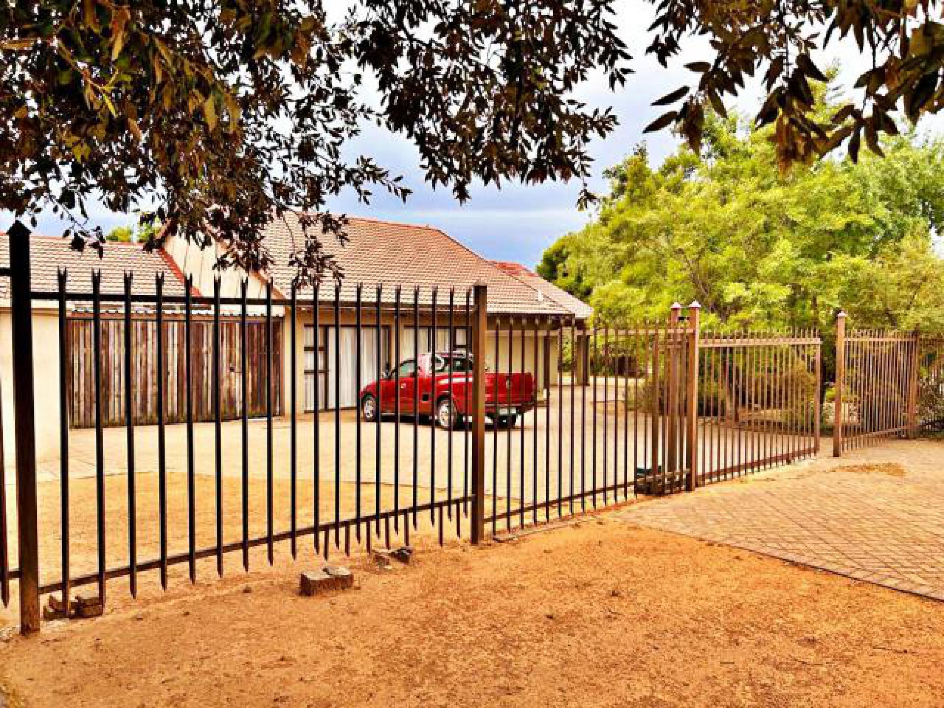 Front View of property in Pellissier