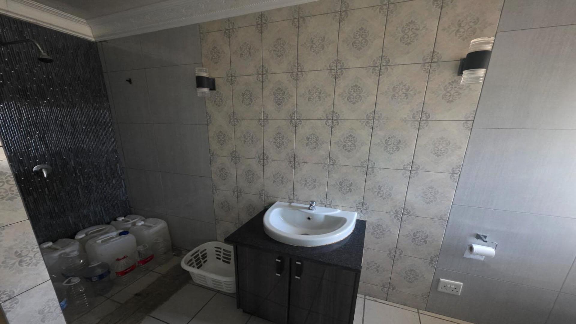 Main Bathroom of property in Beaconsfield