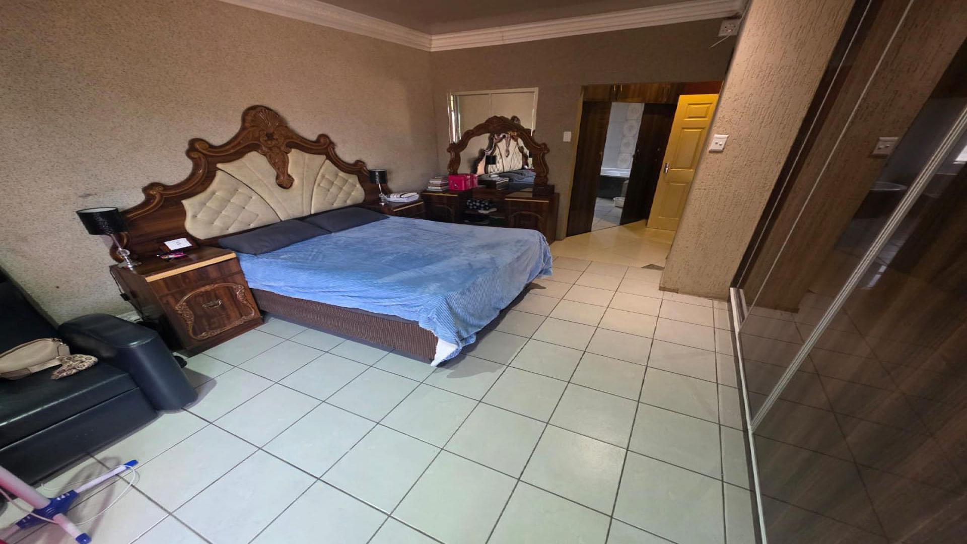 Main Bedroom of property in Beaconsfield