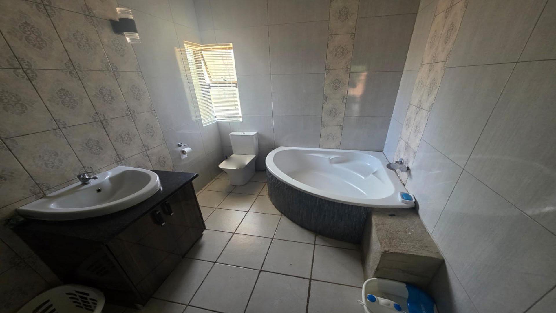 Main Bathroom of property in Beaconsfield