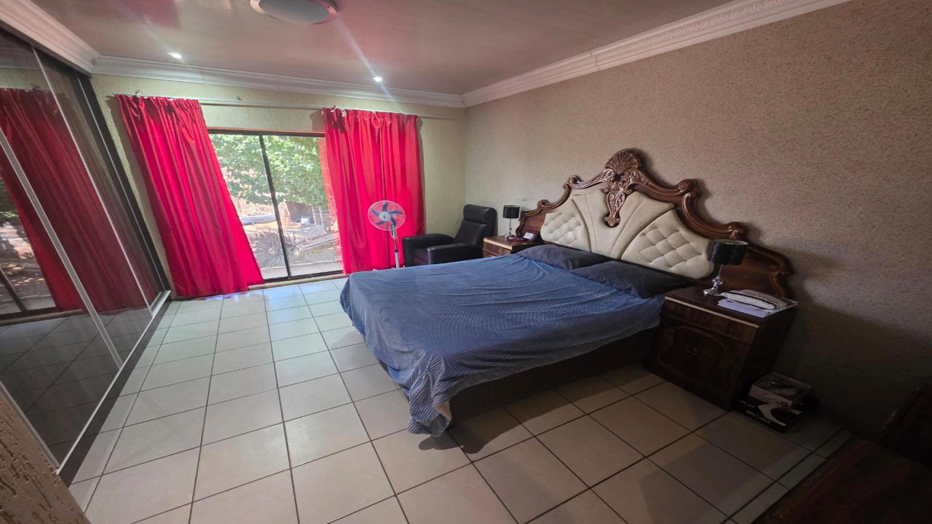 Main Bedroom of property in Beaconsfield