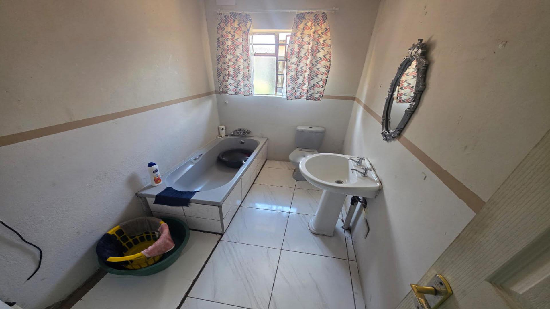 Bathroom 1 of property in Beaconsfield