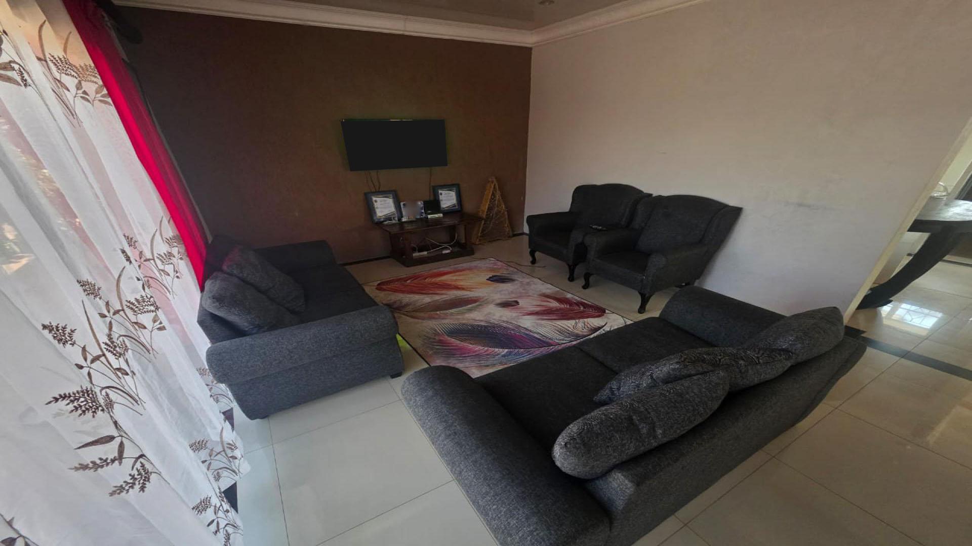 Lounges of property in Beaconsfield