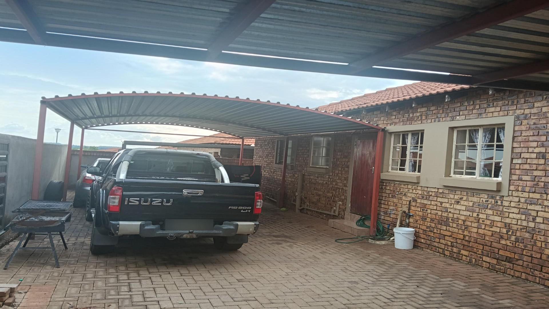 Carport  of property in Middelburg - MP