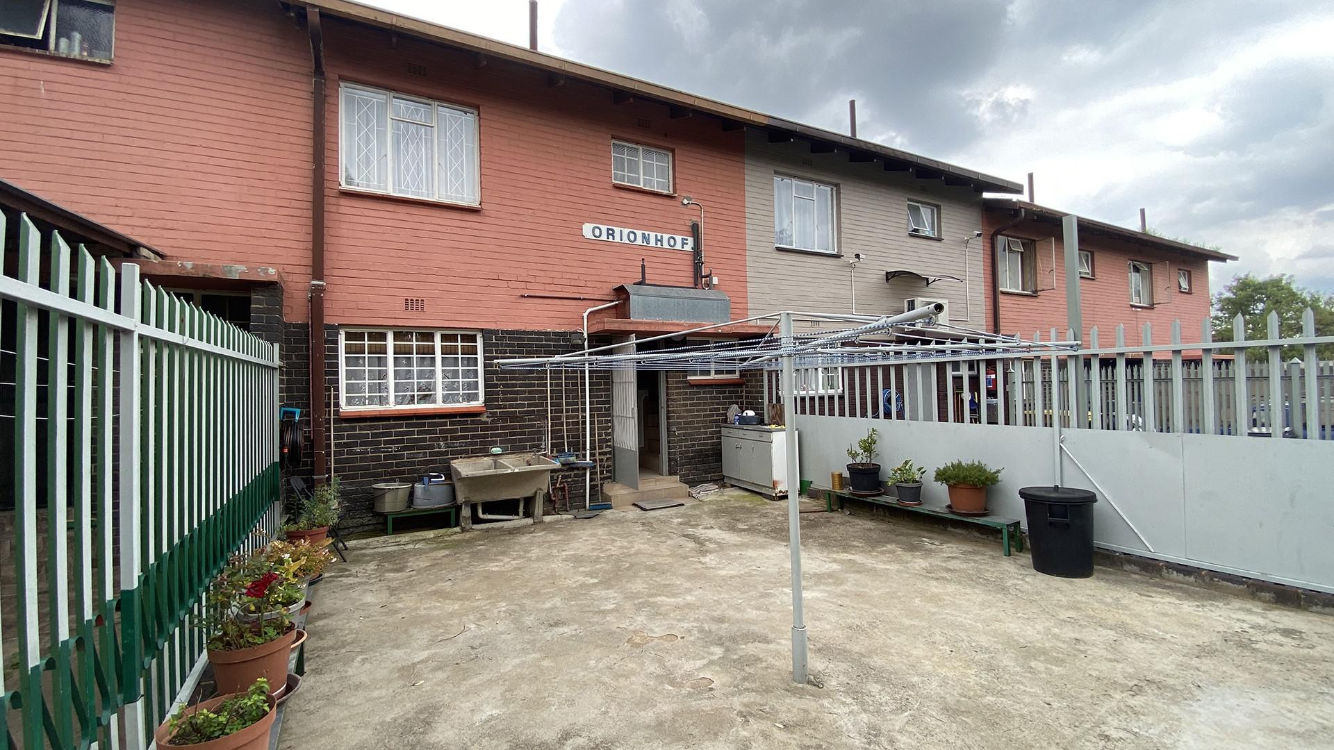 Front View of property in Bezuidenhout Valley